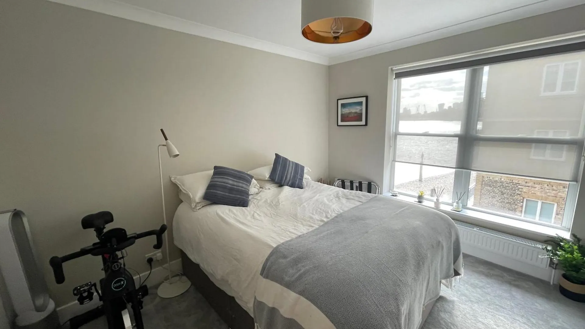 Private Riverside Bedroom In Limehouse, Central לונדון